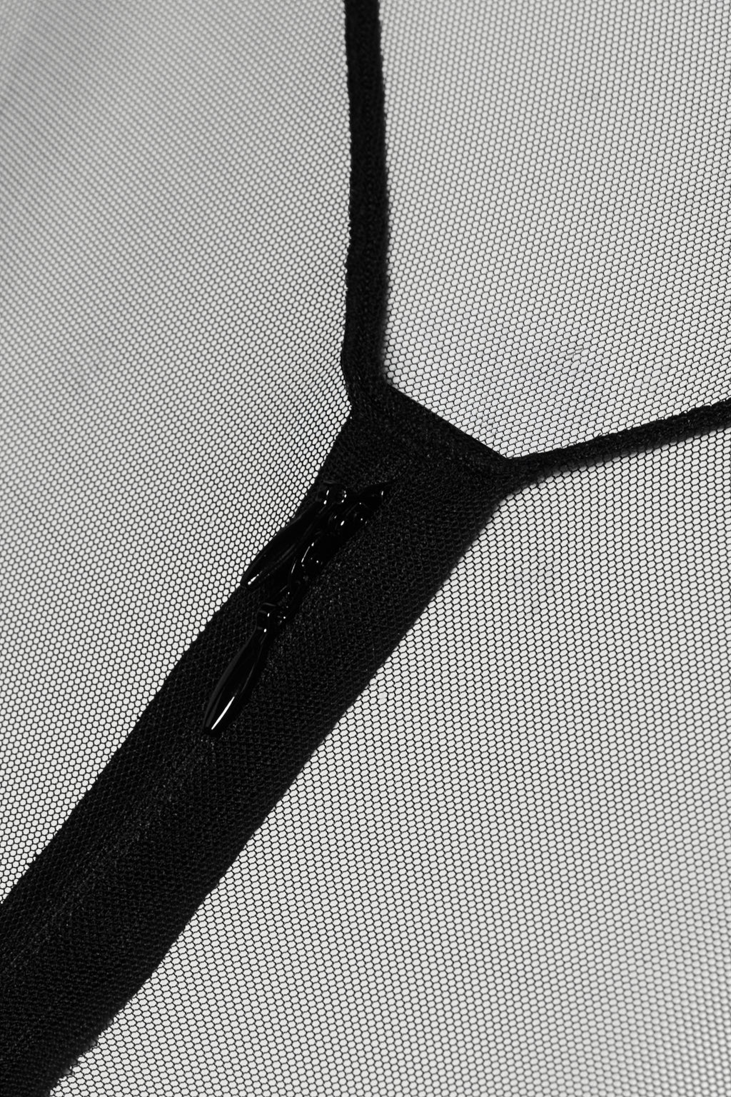 PURE TENTATION – CATSUIT ADERENTE NERA CON SPALLINE APRIBILE